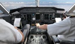 Hành khách hoảng loạn vì phi công gục trong buồng lái sau khi cất cánh