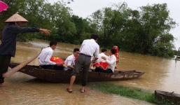 Nước ngập đường, chàng trai chèo thuyền vượt lũ đi hỏi cưới vợ