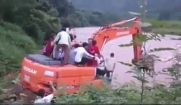 Đám cưới rước dâu qua sông bằng máy xúc