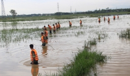 Giăng lưới B40 tìm thi thể nam sinh bị cuốn vào cống