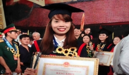 Thủ khoa Văn 'ở nhà nuôi lợn': Cơ hội vào trường tư thục rất nhiều