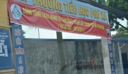 Học sinh đến trường phải tự mua bàn ghế gây xôn xao dư luận