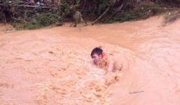 Lũ cuốn trôi cả 2 dì cháu đi trên xe máy