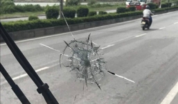 Nam thanh niên bịt mặt dùng súng chạc dây chun bắn vỡ kính xe khách giường nằm