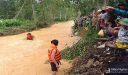 Bố mẹ vắng nhà, bé trai 4 tuổi đi tìm ông bà bị nước cuốn mất tích