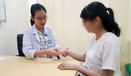 Nữ biên tập viên bị hủy khớp tay do gõ bàn phím quá nhiều