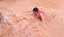 Áp thấp nhiệt đới giật cấp 8 đi thẳng vào đất liền Hà Tĩnh - Quảng Bình, 2 người bị cuốn trôi