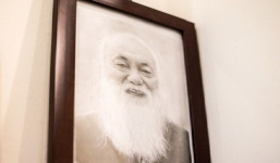 Linh cữu của thầy Văn Như Cương được đưa qua trường để tạm biệt học trò lần cuối