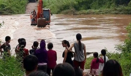 Nín thở xem máy xúc đưa cô dâu, chú rể băng qua dòng lũ 