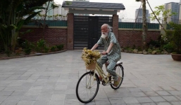 Khoảnh khắc bình dị của thầy Văn Như Cương qua những bức ảnh của cô giáo Văn Thùy Dương