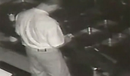 Hy hữu đạo chích đột nhập vào nhà hàng trộm tiền rồi tự nấu ăn, rửa bát