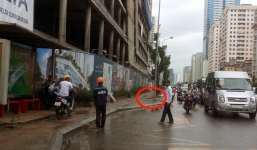 Người đi đường hoảng sợ vì thanh sắt rơi từ trên cao xuống