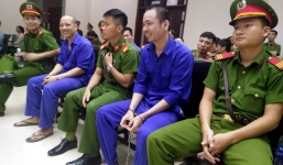 Tử tù trốn trại Nguyễn Văn Tình tươi cười vẫy chào đồng phạm ở tòa