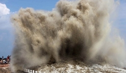 Trung Quốc: Sóng 'thủy quái' cao như tòa nhà thu hút hơn 100.000 người xem