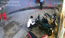 Qua mắt bảo vệ, thanh niên trộm xe máy thản nhiên như chốn không người