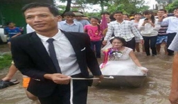 Nam Định: Cô dâu ngồi thuyền hoa khi đường ngập lụt 'gây bão' mạng xã hội