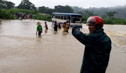 Xe đưa đón 47 học sinh chết máy giữa dòng nước lũ