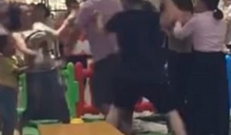 Con tranh nhau đồ chơi, phụ huynh xông vào đánh nhau túi bụi