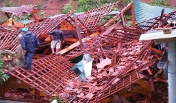 Nghệ An: Ngôi nhà sàn tiền tỉ bất ngờ thành đống đổ nát trong đêm mưa