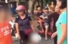 Va chạm giao thông, người phụ nữ trung niên túm quần bé trai ăn vạ