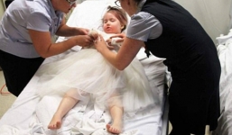 Bố mẹ gấp rút tổ chức cưới trước lúc con gái 4 tuổi bị ung thư qua đời  xúc động MXH