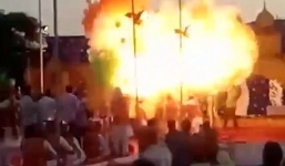 Bóng bay bất ngờ nổ tung trong lễ kỷ niệm, 15 người phải nhập viện