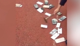 Thầy giáo đập nát điện thoại của học sinh rồi quẳng vào nước