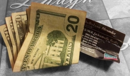 Đưa danh thiếp cho người vô gia cư, cô gái nhận được món quà bất ngờ sau đó