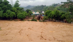 Nước lũ cuồn cuộn đổ về Yên Bái, sơ tán dân khẩn cấp