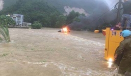Ô tô bất ngờ bốc cháy giữa dòng lũ ở Hòa Bình