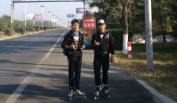 2 sinh viên trượt patin hơn 500 km đi nghỉ lễ để tránh tắc đường