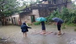 Sự thật sau bức ảnh cán bộ phường mặc váy, đứng trên bè cho dân kéo khi đi thị sát