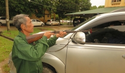 Hé lộ nguyên nhân người đàn ông ngồi trên xe ô tô bị bắn tử vong