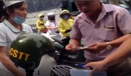 Xôn xao clip cảnh sát trật tự xử phạt xe cứu thương đang chờ bệnh nhân