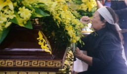 Hình ảnh khiến ai cũng rơi nước mắt: Vợ thầy Văn Như Cương ngồi khóc bên linh cữu, không thể đứng vững khi cử hành tang lễ