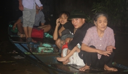 Nước dâng cao tràn đê, hàng trăm hộ dân trắng đêm chạy lũ