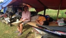 Cảnh sống 'màn trời chiếu đất' của người dân nơi vùng sơ tán lũ