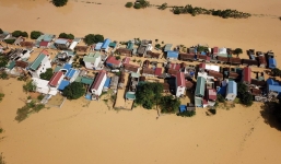 Hà Nội: Cả ngôi làng biến thành sông khi nước lũ tràn qua đê