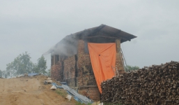 Hàng loạt lò gạch thủ công hun khói hàng trăm học sinh trường tiểu học suốt 20 năm