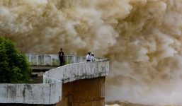 Mưa lũ hoành hành, 29 người chết, 21 người mất tích