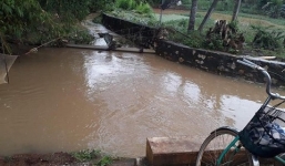 Học sinh lớp 12 lao xuống dòng nước chảy xiết cứu người