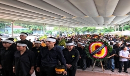 Dòng người xếp hàng dài khóc tiễn biệt thầy Văn Như Cương về cõi vĩnh hằng