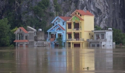 Ninh Bình nhiều nơi nước ngập quá 2m, nhấn chìm nhiều ngôi nhà