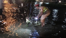 Quốc lộ ngập sâu, CSGT dầm mình giúp dân vượt lũ