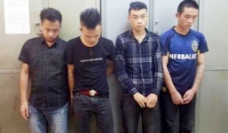 Nhóm người chở tiếp viên quán karaoke cầm kiếm tấn công cảnh sát