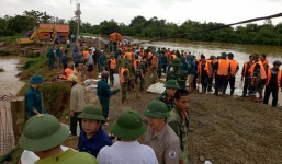 Thanh Hóa: Lao cả máy xúc ngăn vỡ đê sông Cầu Chày