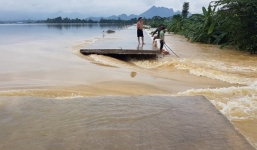 Hà Nội: Sạt đê ở Chương Mỹ, nhiều nhà dân chìm trong biển nước