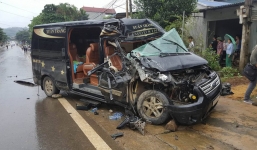 Xe khách tông xe tải, người dân dùng xà beng cứu người phụ nữ bị mắc kẹt