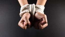 Giải cứu thiếu niên 15 tuổi bị nhóm thanh niên bắt giữ, hành hạ