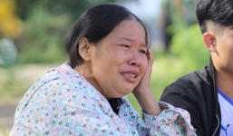 Người mẹ mỏi mòn khóc cạn nước mắt đi dọc suối tìm con và cháu ngoại mất tích